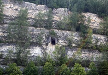 Czerpnia powietrza, umieszczona w skalnej ścianie. Zdjęcie: Alpejski