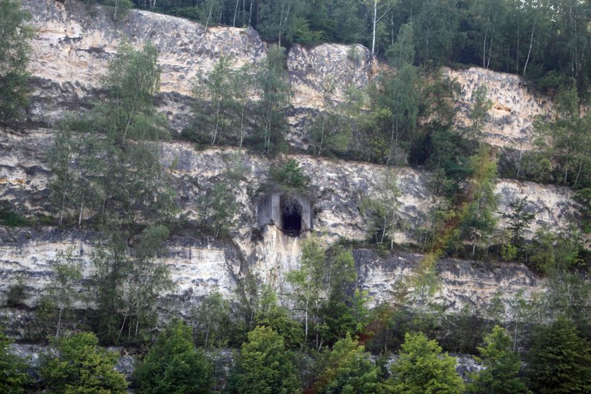 Czerpnia powietrza, umieszczona w skalnej ścianie. Zdjęcie: Alpejski
