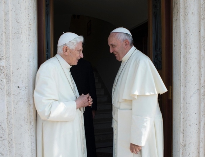 Spór papieży o celibat? "Benedykt wbił Franciszkowi otwarcie nóż w plecy"