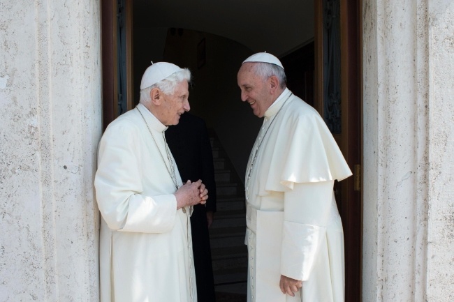 Dwóch papieży: emerytowany Benedykt XVI i obecny Franciszek, fot.  	PAP/EPA/L'OSSERVATORE ROMANO HANDOUT