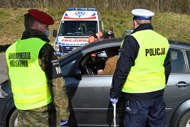 Policyjny punkt kontroli przy jednej z ulic na obrzeżach Przemyśla, fot. PAP/Darek Delmanowicz