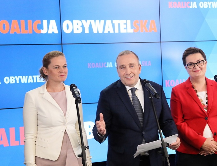 Grzegorz Schetyna zaprezentował wyborcze ciuchcie na listach KO