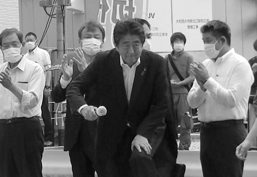 Shinzo Abe nie żyje. Zginął po zamachu na jego życie podczas wiecu w mieście Nara w zachodniej Japonii. (fot. PAP/EPA)