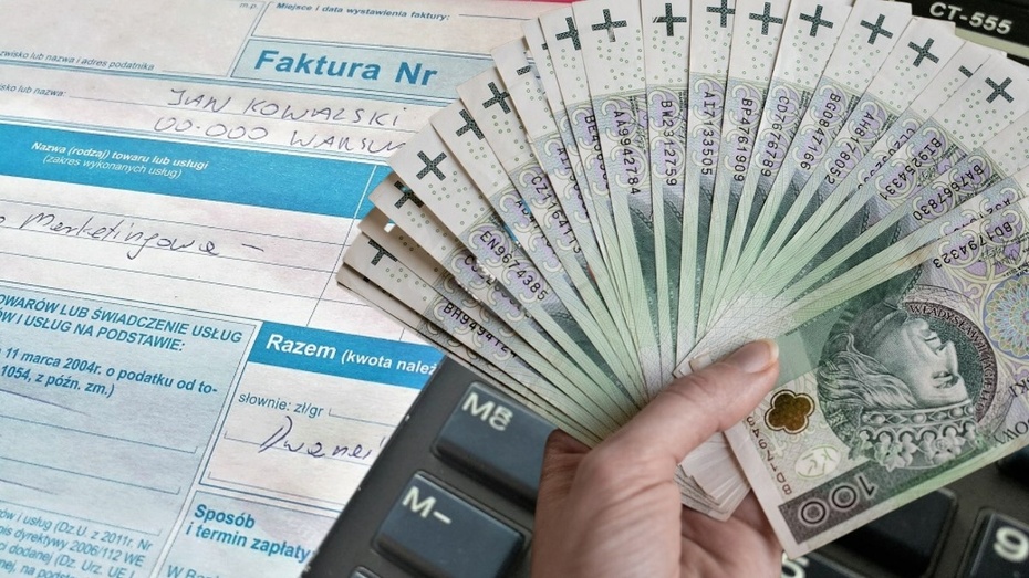 na zdjęciu: plik banknotów w polskiej walucie. fot. Monday News