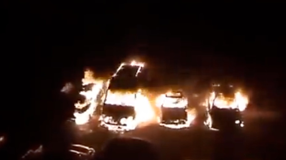 Pod Moskwą w nocy z wtorku na środę miały miejsce pożary pojazdów należących do pracowników FSB. Czy to początki ruchów partyzanckich w Rosji? (źródło: Twitter / Ilja Ponomariow)