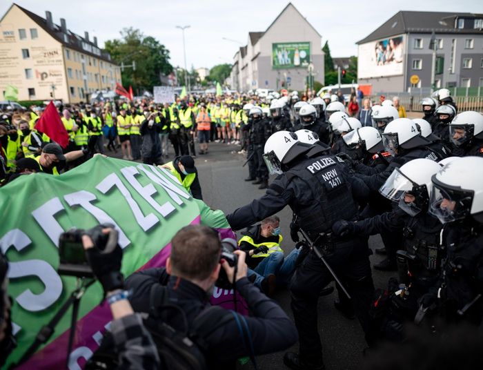 Politycy skakali przez barierki, policja pałowała demonstrantów. Zjazd AfD w Niemczech