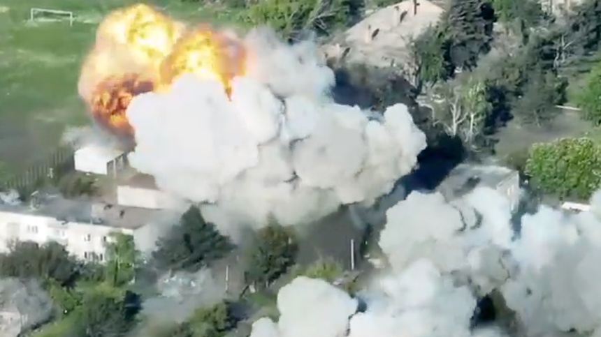 Rosyjska armia podzieliła się nagraniem, na którym widać jak bombardowane jest jedno z ukraińskich osiedli. (fot. Twitter)