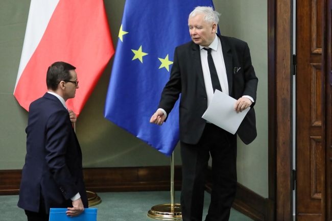 Premier Mateusz Morawiecki (L) oraz prezes PiS Jarosław Kaczyński (P) na sali obrad Sejmu. Fot. PAP/Leszek Szymański