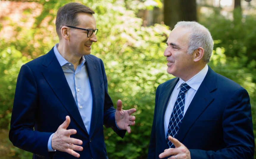 Premier Mateusz Morawiecki spotkał się z rosyjskim arcymistrzem szachowym Garri Kasparowem. Źródło: Facebook/Mateusz Morawiecki