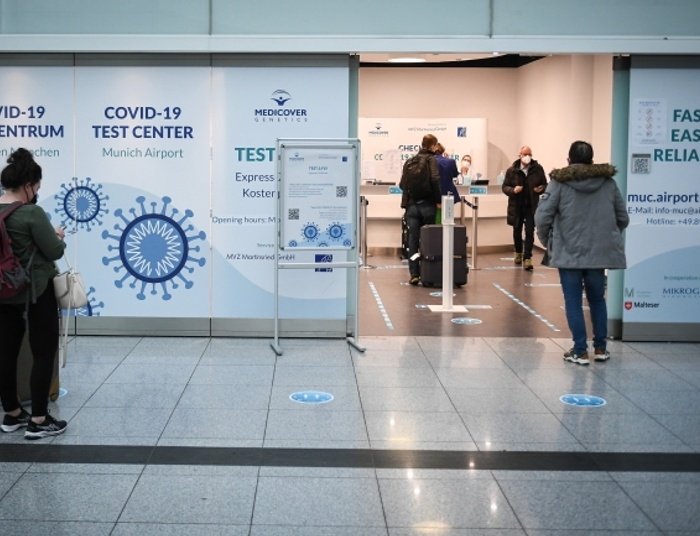 Omikron rozprzestrzenia się w Europie, chorują również zaszczepieni