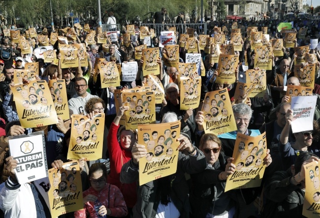 Protest w Barcelonie przeciwko uwięzieniu członków byłego rządu Katalonii. Fot. PAP