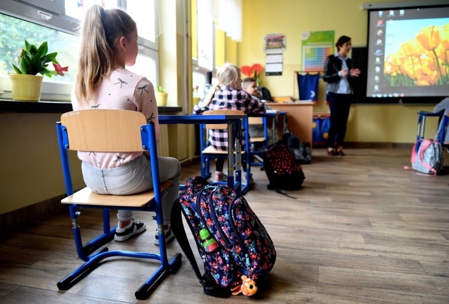 Od września nie tylko najmłodsi uczniowie wrócą do szkół, fot. PAP/Darek Delmanowicz