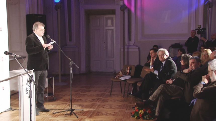 W trakcie wystąpienie  Andrzeja Tadeusza Kijowskiego (stoi) - Włodzimierz Bolecki (siedzi) i gestem nakazuje odcięcie mikrofonu.