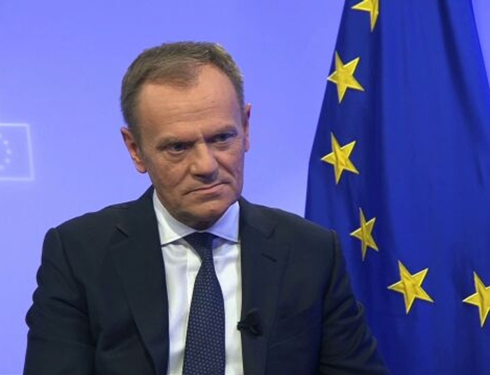 Tusk w oparach autodestrukcji
