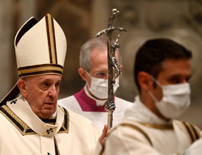 W tym roku pasterka papieska odbyła się z obostrzeniami, fot.  	PAP/EPA/VINCENZO PINTO