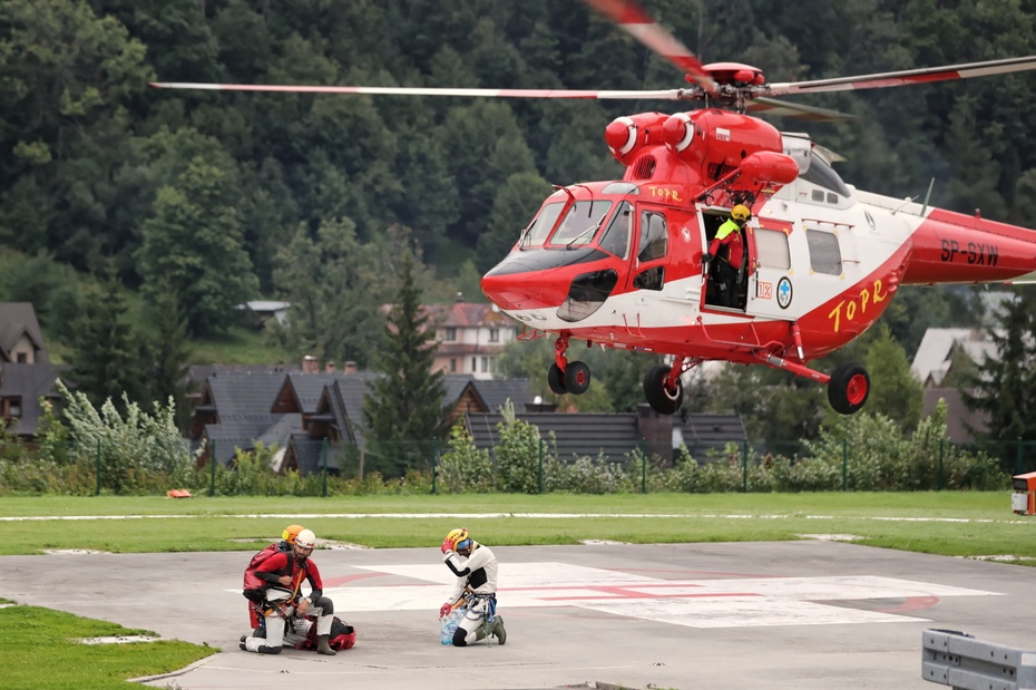 Grupa ratowników wyruszyła na pomoc uwięzionym grotołazom. fot. PAP/Grzegorz Momot