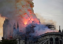 Płonąca katedra Notre Dame.