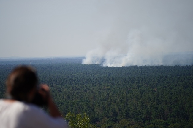 Po eksplozji w składzie materiałów wybuchowych płonie las na obrzeżach Berlina,fot. PAP/EPA/CLEMENS BILAN