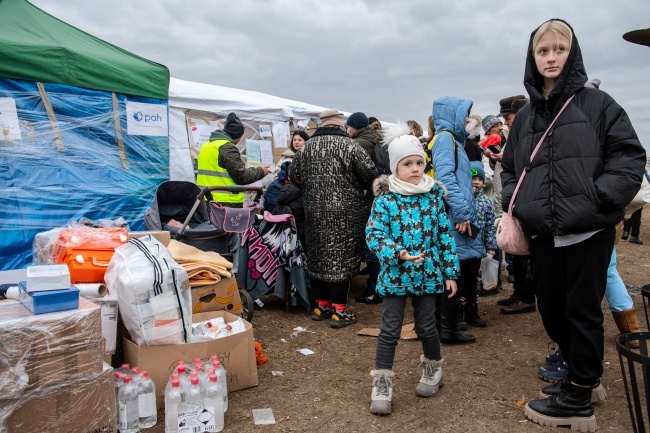 Uchodźcy na polsko-ukraińskim przejściu granicznym w Zosinie, fot. PAP/Wojtek Jargiło