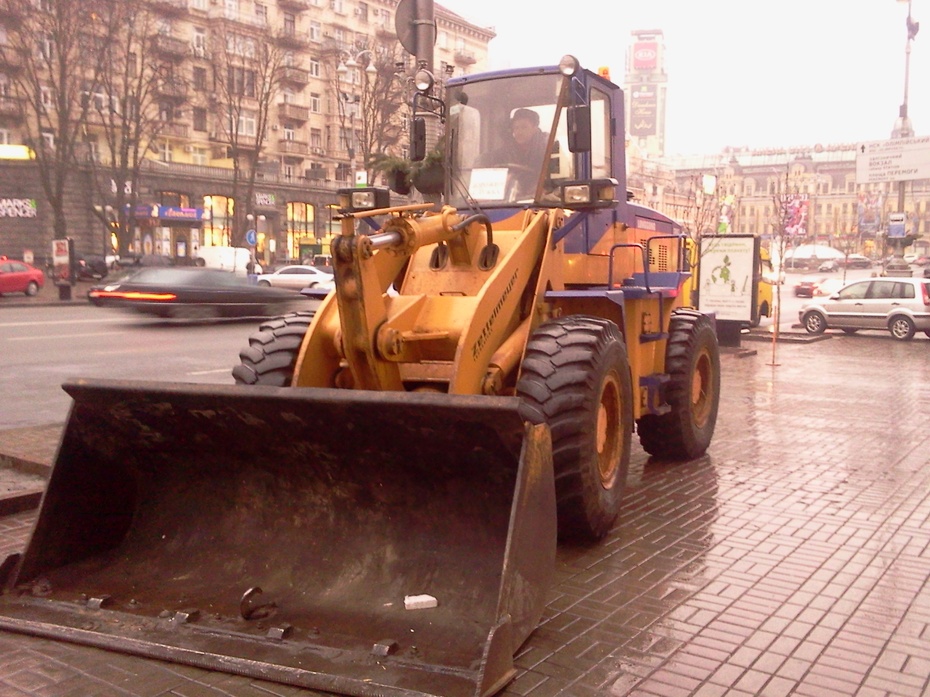Technika słuźb miejskich przy skrzyzowaniu ul.Hreszczatyk i B.Hmelnickiego w Kijowie