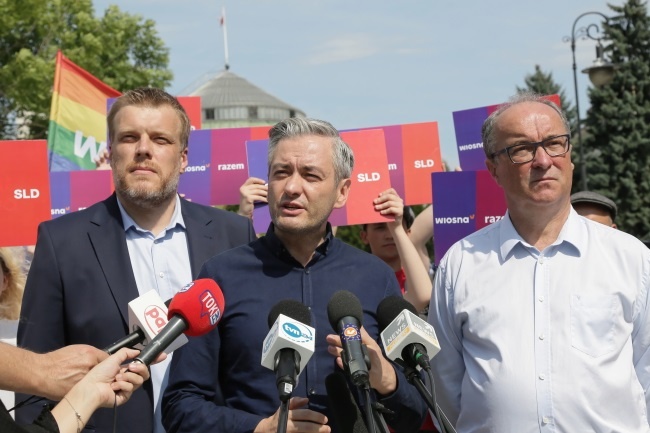 Politycy lewicy protestują przeciw nowemu medialnemu podatkowi. Fot. PAP/Wojciech Olkuśnik