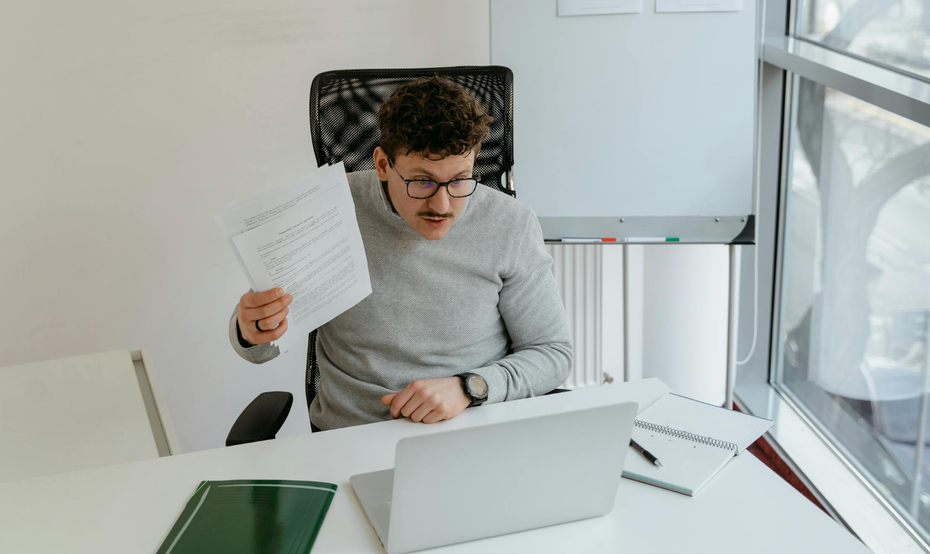 na zdjęciu: osoba zajmująca się rachunkowością w biurze, zdjęcie ilustracyjne. fot. MART PRODUCTION, Pexels