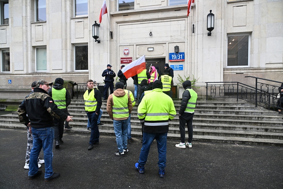 Protest rolników przed siedzibą Ministerstwa Rolnictwa i Rozwoju Wsi w Warszawie. Fot. PAP/Radek Pietruszka