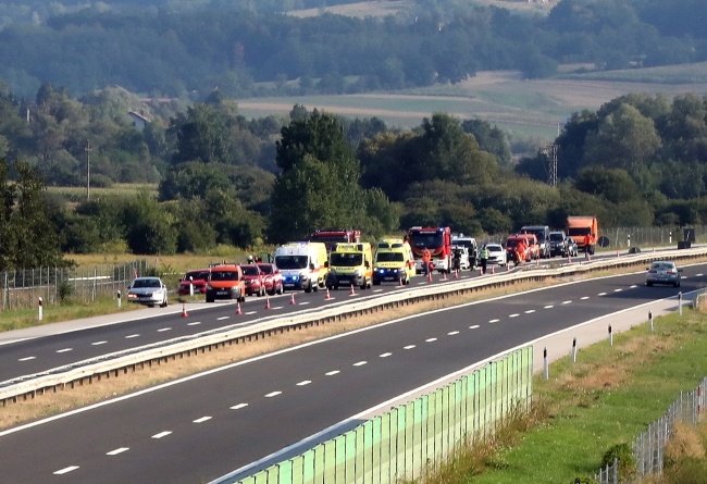 Akcja ratunkowa na autostradzie pod Zagrzebiem, fot. PAP/EPA/IVAN AGNEZOVIC