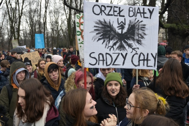 Młodzieżowy Strajk Klimatyczny na ulicach Warszawy. Fot. PAP/Jakub Kamiński