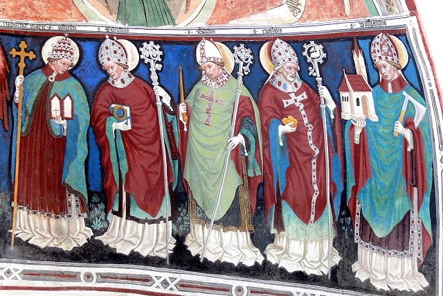 Ikonografia przedstawia świętego Sylwestra (L) w szatach pontyfikalnych. Jego atrybuty to m.in. kościół, księga, trójramienny krzyż. Fot. Wolfgang Sauber/CC BY-SA 3.0