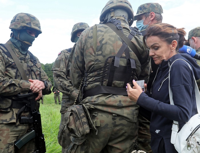 Mieszkańcy Usnarza Górnego o imigrantach. "Podjeżdżają do nich na niemieckich blachach"