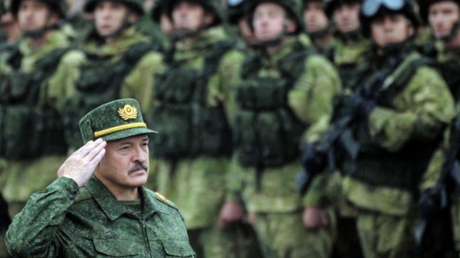 Aleksandr Łukaszenka robi przegląd wojsk przed manewrami Zapad 2021, fot. YouTube