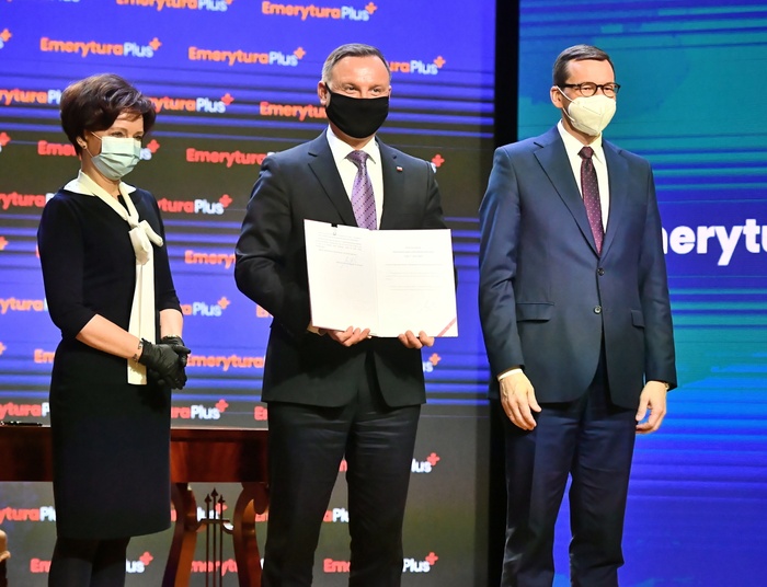 Czternasta emerytura - PiS chwali się spełnieniem obietnicy. Co na to opozycja?