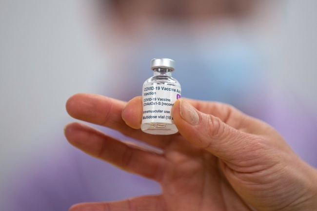Szczepionka przeciw koronawirusowi. fot. PAP/EPA