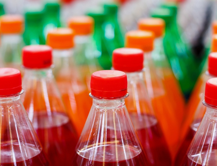 Podatek od cukru: kłopoty dla polskich firm i wysokie podwyżki ceny napojów