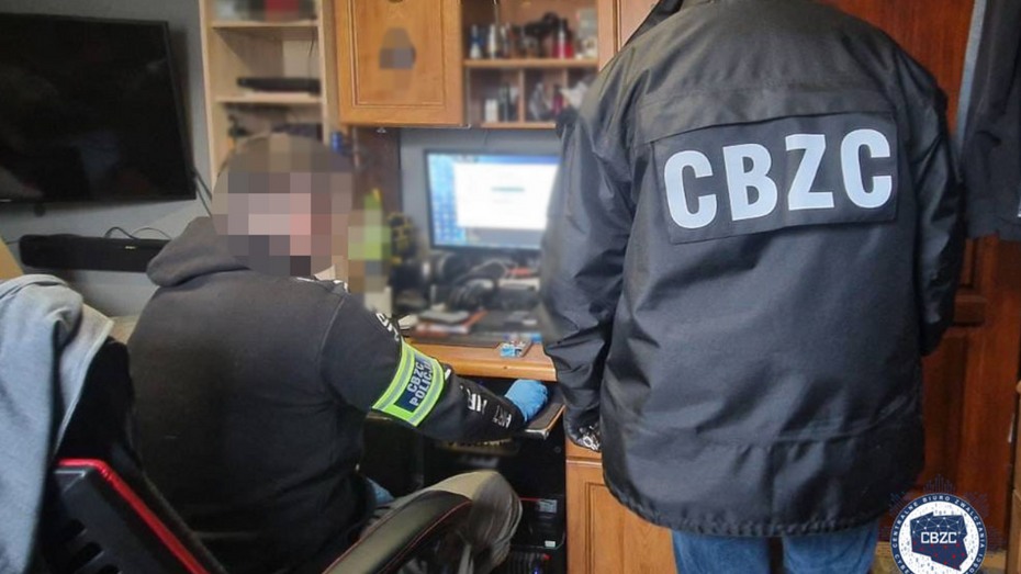 Funkcjonariusze Centralnego Biura Zwalczania Cyberprzestępczości zatrzymali kilkadziesiąt osób w ramach operacji "Barbossa". (fot. cbzc.policja.gov.pl)