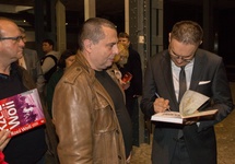 Autor podpisuje swoją książkę
Fot. Jarosław Kornata