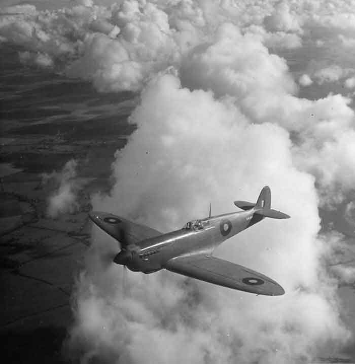 Pomalowany na różowo "Spitfire" PR. Zdjęcie: World War Photos