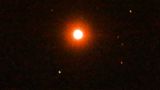 Betelgeza widziana przez teleskop Alpejskiego.Zastosowano filtr elektroniczny przyciemniający blask tarczy. Zdjęcie: Alpejski
