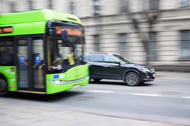 W polskich miastach jeździ coraz więcej "zielonych" autobusów.