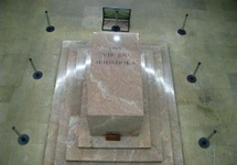 Cenotaf z napisem "My dla Ciebie Południowa Afryko". Zdjęcie własne.