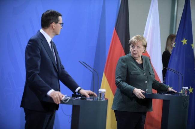 Premier Mateusz Morawiecki (L) i kanclerz Niemiec Angela Merkel (P) w Berlinie. Fot. PAP/Marcin Obara