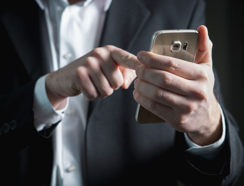 na zdjęciu: osoba korzystająca ze smartfona, zdjęcie ilustracyjne. fot. pxhere.com, CC0