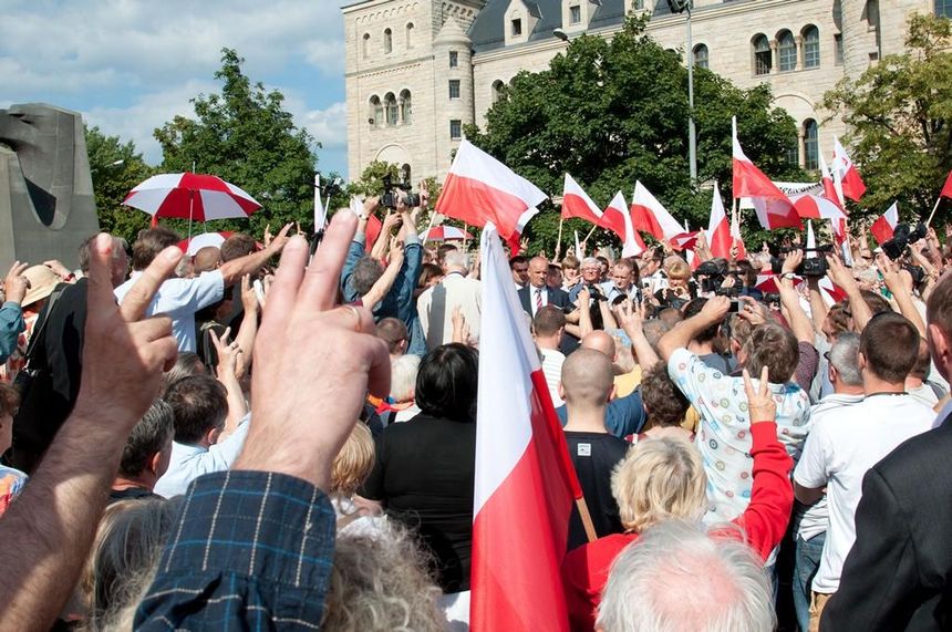 Biało-czerwonymi flagami i parasolkami przyjęli poznaniacy prezesa Prawa i Sprawiedliwości