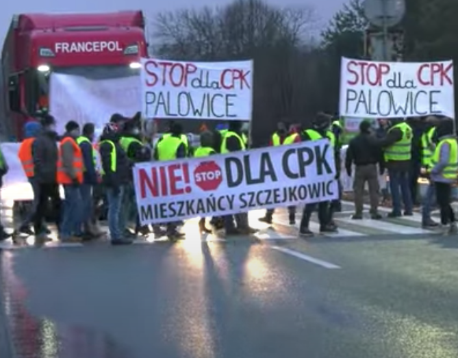 Mieszkańcy województwa śląskiego nie zgadzają się z budową linii Kolei Dużych Prędkości do CPK. Źródło: YouTube/ SILESIA FLESZ TVS