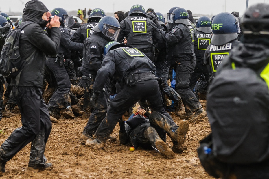 Starcia policji z aktywistami w Niemczech. Źródło: EPA/RONALD WITTEK