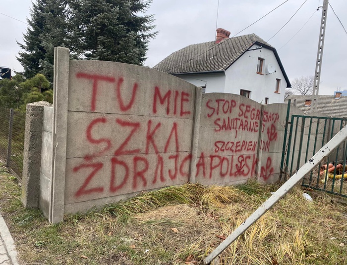 "Antyszczepionkowi terroryści zniszczyli ogrodzenie posłanki Doroty Niedzieli"