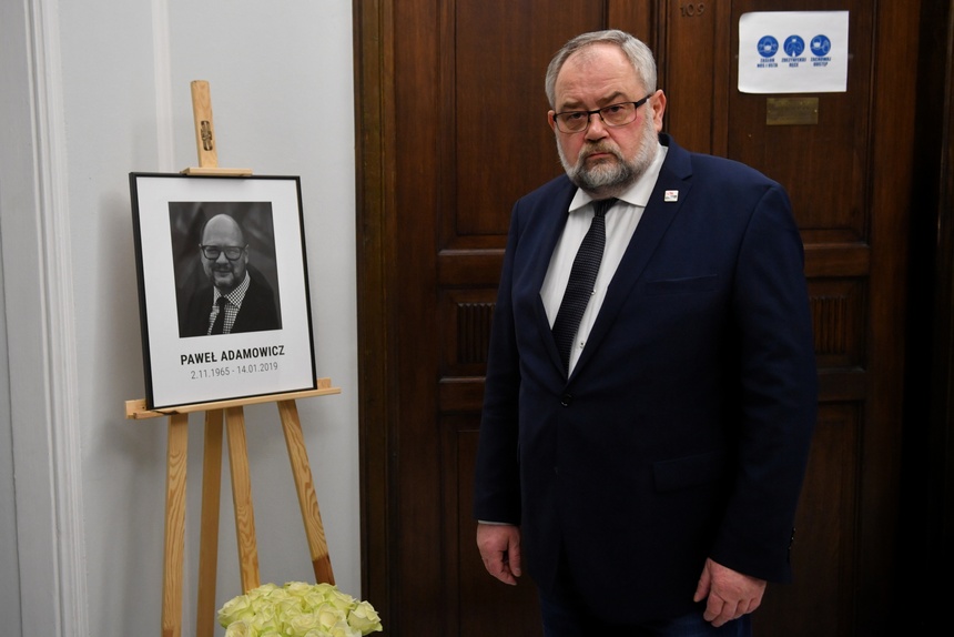 W Sejmie brat Pawła Adamowicza przy podobiźnie zamordowanego prezydenta Gdańska Fot. PAP/Radek Pietruszka