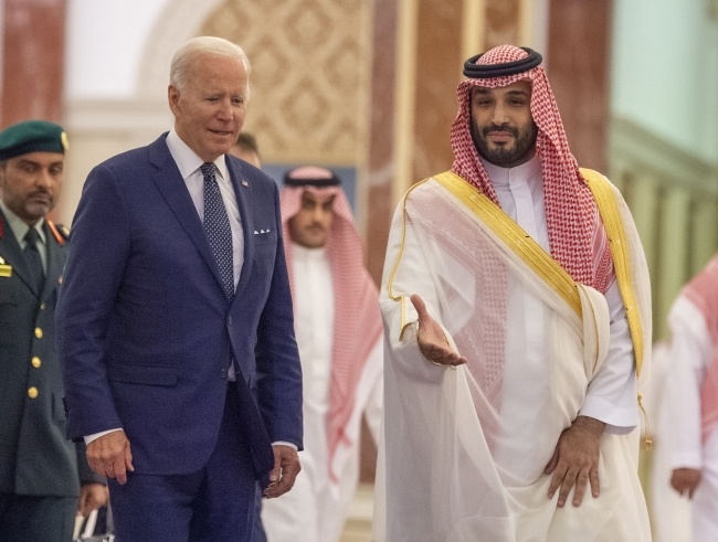 Prezydent USA Joe Biden i książę koronny Arabii Saudyjskiej Mohammed bin Salman, fot. PAP/EPA/BANDAR ALJALOUD HANDOUT