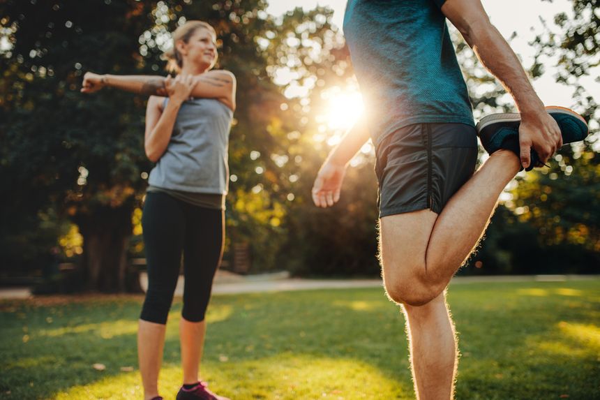 Rozciąganie jest ważnym sposobem regeneracji zmęczonych mięśni po treningu. Fot. Shutterstock